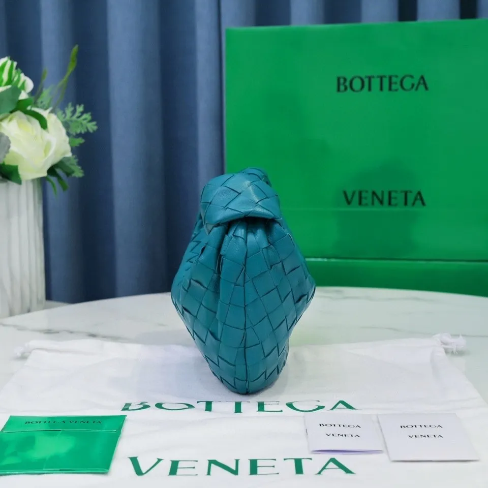 Batch 1120 BV Bottega Veneta's new early spring women's MINI JODIE handbag BV bag 🔥The new method is based on the original rounded corners, knotted with classic woven leather round hobo bag, The most iconic triangular pull-out design, using sheepskin draped soft shape, is super suitable for concave shapes~ Jodie feels really gentle to people, and is definitely the best item for daily matching. It has the same weave, new elements and twists, is compact and versatile, and is the new favorite of street style Internet celebrities! Dimensions: 23x28x8 Model: 6699-1